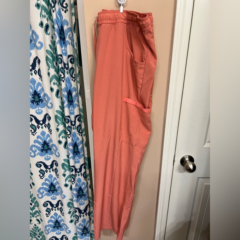 Dickies women’s scrub pants size large in coral.